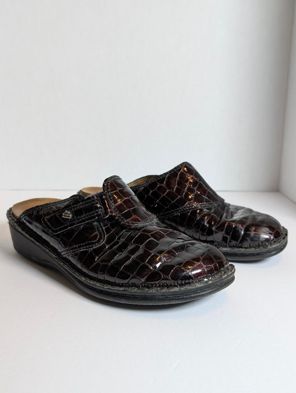 Finn Comfort Womens 39 Orb Dark Maroon Croc Embossed Patent Leather Mule Clogs